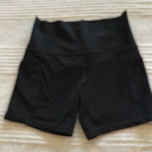 Athleta salutation stash 5" short